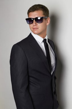 Takım Elbiseli Yakışıklı Adam