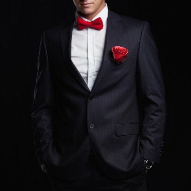 adam bir tarih için hazırlanıyor