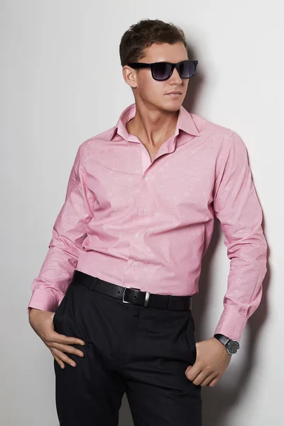 Hombre en camiseta rosa — Foto de Stock