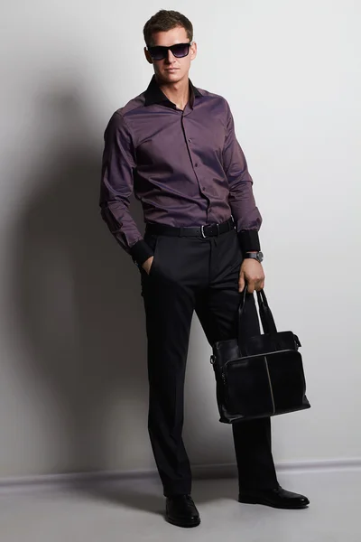 Hombre guapo con bolso — Foto de Stock