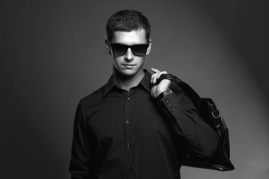 bir çanta ile genç adam