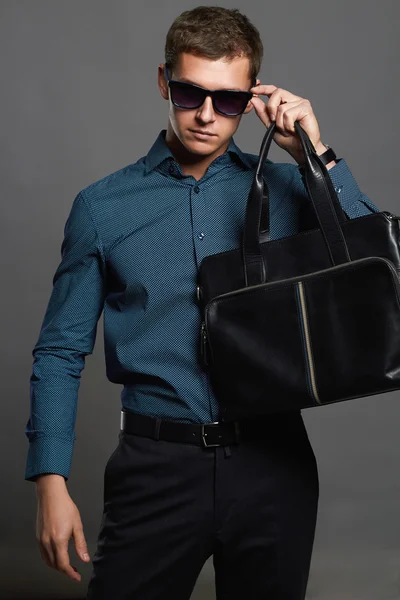 Hombre con estilo con un bolso . — Foto de Stock