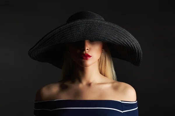 Vacker kvinna i hatt — Stockfoto