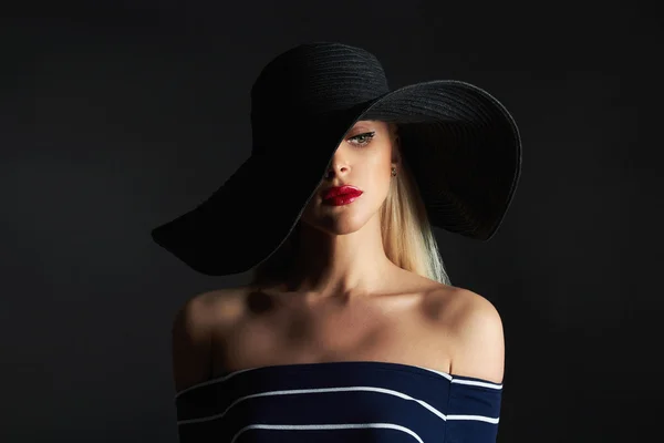 Hermosa mujer con sombrero —  Fotos de Stock