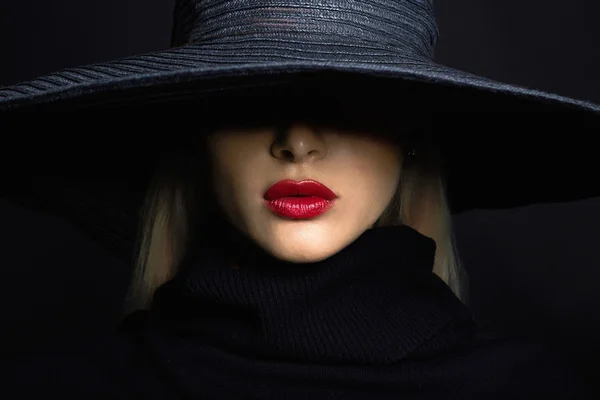 Mulher bonita em chapéu — Fotografia de Stock
