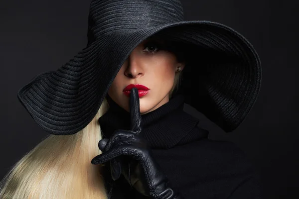 Mujer con sombrero y guantes de cuero — Foto de Stock
