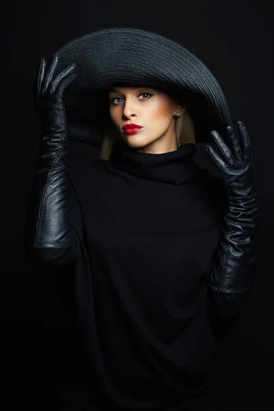 Donna in cappello e guanti in pelle — Foto Stock