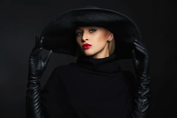 Donna in cappello e guanti in pelle — Foto Stock