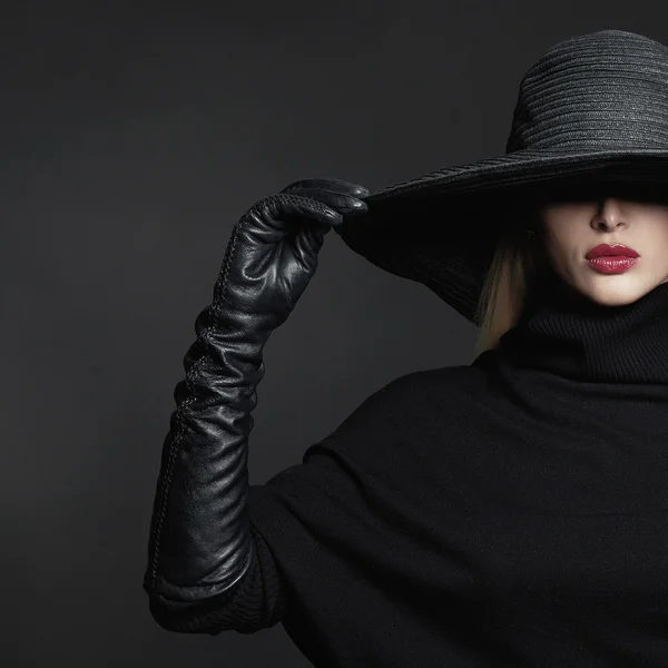 Mulher de chapéu e luvas de couro — Fotografia de Stock