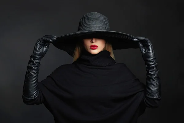 Kvinna i hatt och läder handskar — Stockfoto