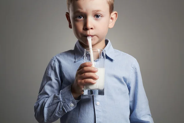Çocuk İçme Sütü — Stok fotoğraf