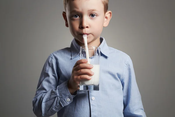 Bambino che beve latte — Foto Stock