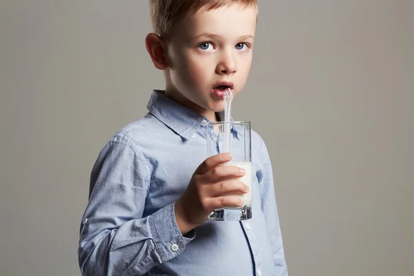 Glückliches Kind, das Milch trinkt. — Stockfoto