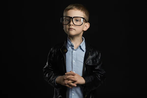 Muchacho En La Máscara De Batman. Niño Divertido En Traje Negro Imagen de  archivo - Imagen de pista, retrato: 37867183