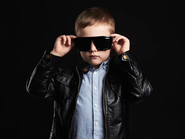 Enfant à la mode dans les lunettes de soleil — Photo