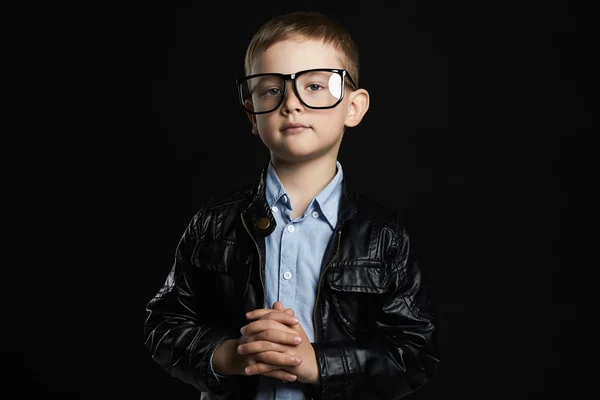 Niño con estilo en gafas — Foto de Stock