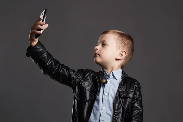 Kleiner Junge macht Selfie — Stockfoto