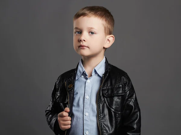 Modisches Kind im Ledermantel — Stockfoto