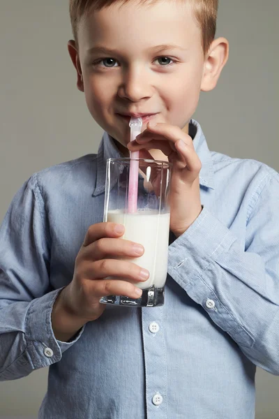 Criança feliz beber leite — Fotografia de Stock