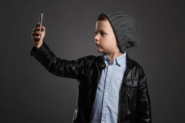 Pequeño niño haciendo selfie —  Fotos de Stock