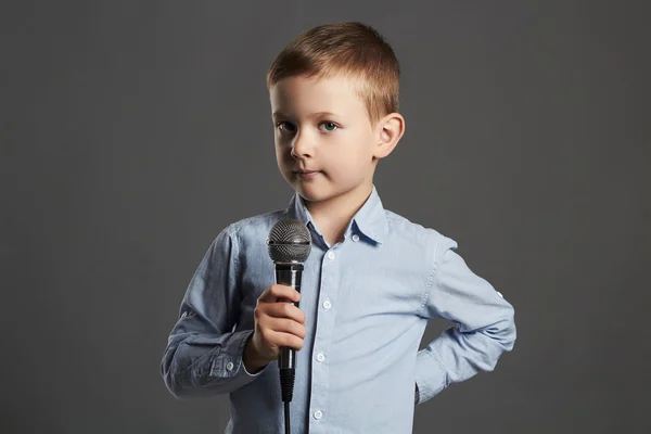 Petit garçon avec microphone — Photo