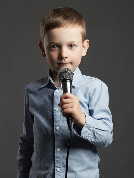 Menino com microfone — Fotografia de Stock