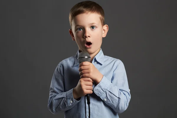 Kleine jongen met microfoon — Stockfoto