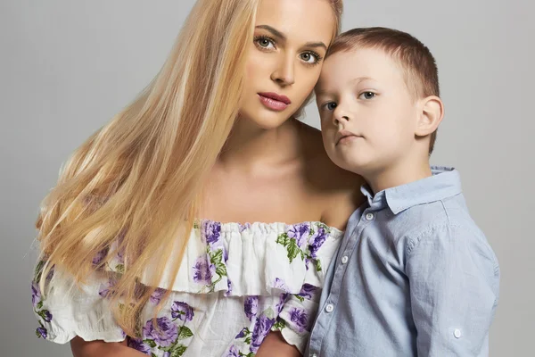 작은 아들과 함께 아름 다운 금발 여자 — 스톡 사진