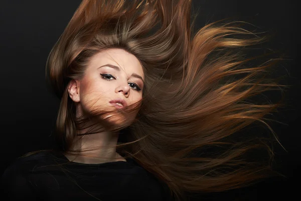 Mooie vrouw met vliegende gezond haar — Stockfoto