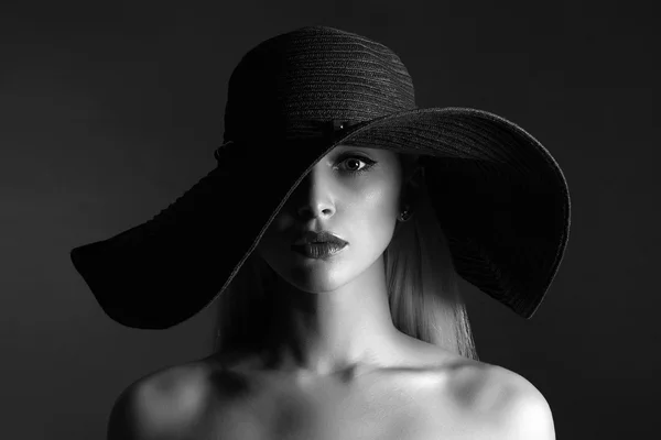 Szép nő, a hat.fashion szépség lány fekete-fehér portré — Stock Fotó