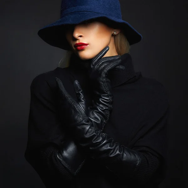 Hermosa mujer con sombrero y guantes de cuero. Chica de moda retro —  Fotos de Stock