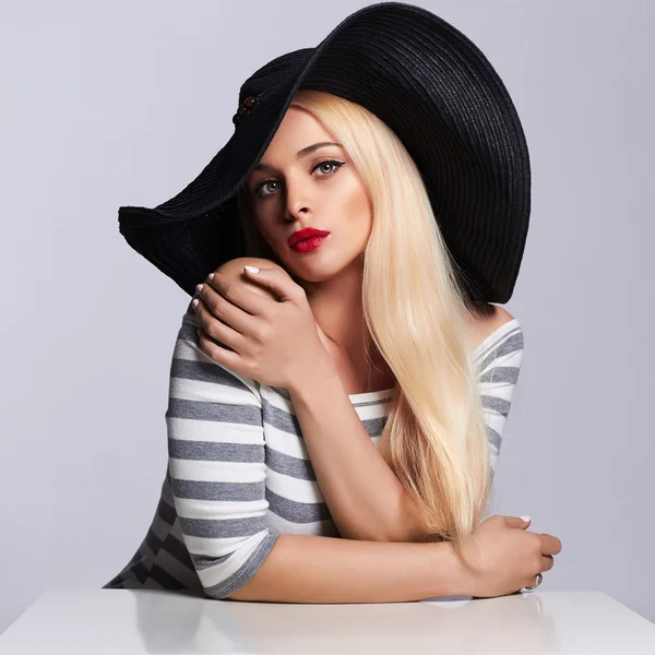 Vacker ung kvinna i hatt. sommar mode skönhet blond flicka — Stockfoto