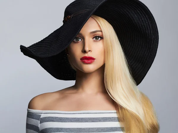 Beautiful young woman in hat. summer fashion beauty blonde girl — Stock Photo, Image