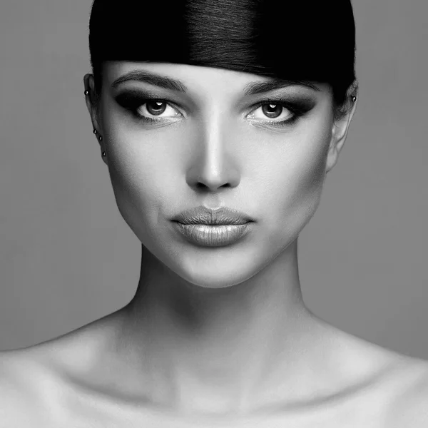 Mode stilvolle Schönheit Porträt. schöne Mädchen face.hairstyle fringe.style Frau — Stockfoto