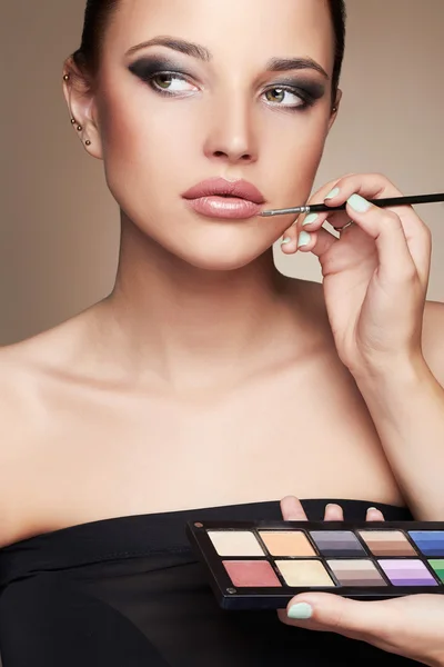 Wajah wanita cantik. Gadis cantik dengan make-up.Makeup artis menerapkan lipstik — Stok Foto