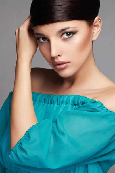 Bella ragazza in abito blu. Frangia Hairstyle.young Donna — Foto Stock