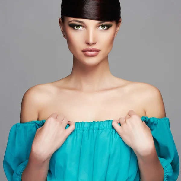 Krásná dívka v modrých šatech. Fringe Hairstyle.Professional make-up. mladá žena — Stock fotografie