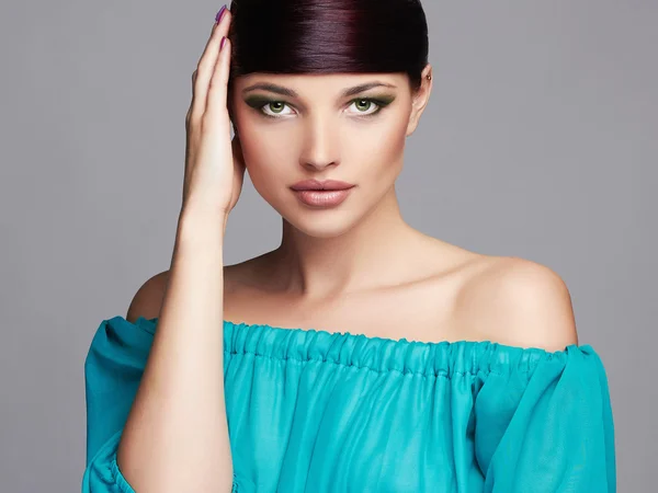 Fashion Beauty Portrait.cabello saludable. Hermosa chica en vestido azul.Flecos Hairstyle.young Mujer —  Fotos de Stock