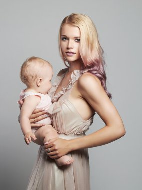 mutlu sevgi dolu anne ve bebek. Mutlu bir aile. genç anne kadın