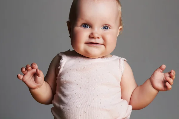 Lachende babymeisje. weinig grappige child.newborn — Stockfoto