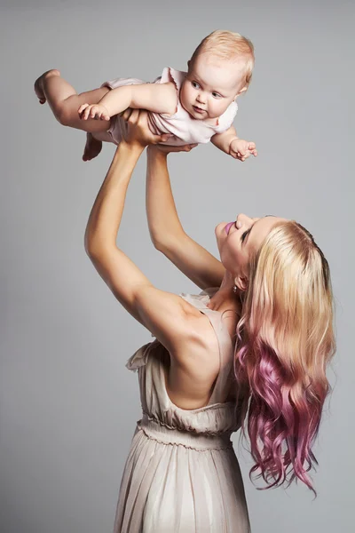 Glückliche Mutter und Baby. glückliche Familie. junge Mutter — Stockfoto