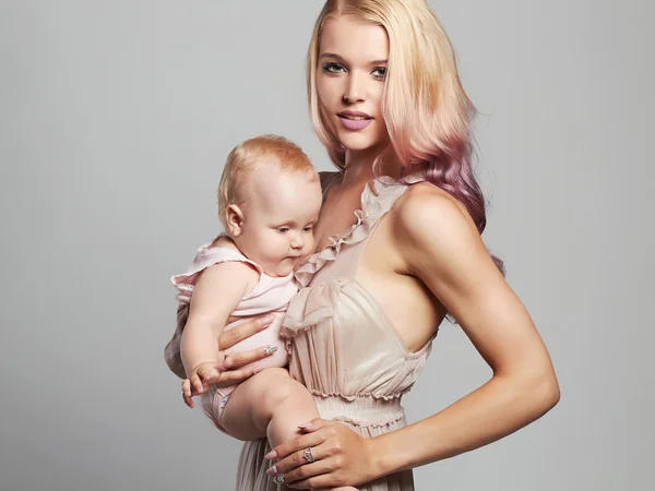 Feliz y amorosa madre y bebé. Familia feliz. joven madre mujer — Foto de Stock