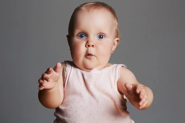 Bebek kız. küçük komik çocuk — Stok fotoğraf