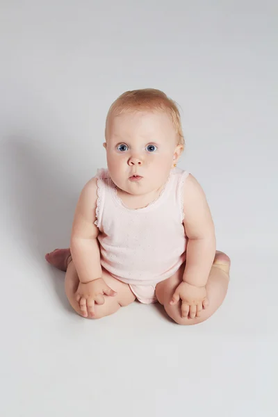 Baby flicka. lite rolig child.newborn — Stockfoto