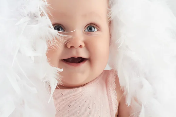 Bébé fille souriante en plumes. petit enfant drôle. Nouveau-né — Photo