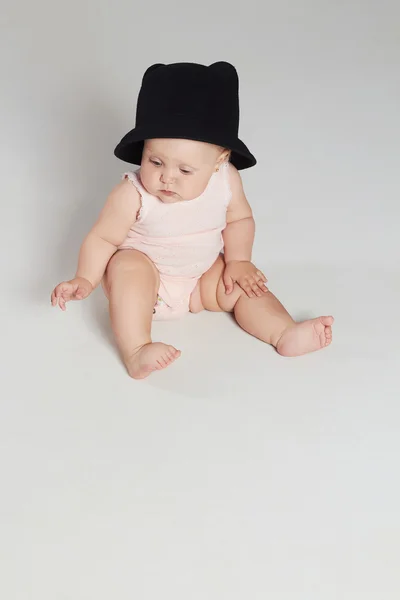 Baby flicka i hatt. lite rolig child.newborn — Stockfoto