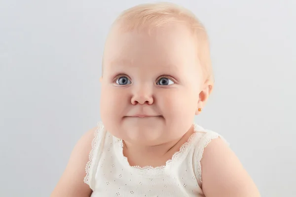 Bambina sorridente. piccolo divertente bambino.neonato — Foto Stock