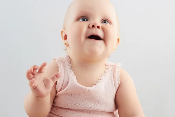 Lachende babymeisje. weinig grappige child.newborn — Stockfoto