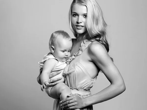 Moeder en Baby. Gelukkige familie. jonge moeder vrouw met kind — Stockfoto