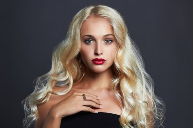 lüks sağlıklı curl sarışın saçlı güzel genç kadın. uzun dalgalı saçlı kız makyaj ve takı. Seksi Model